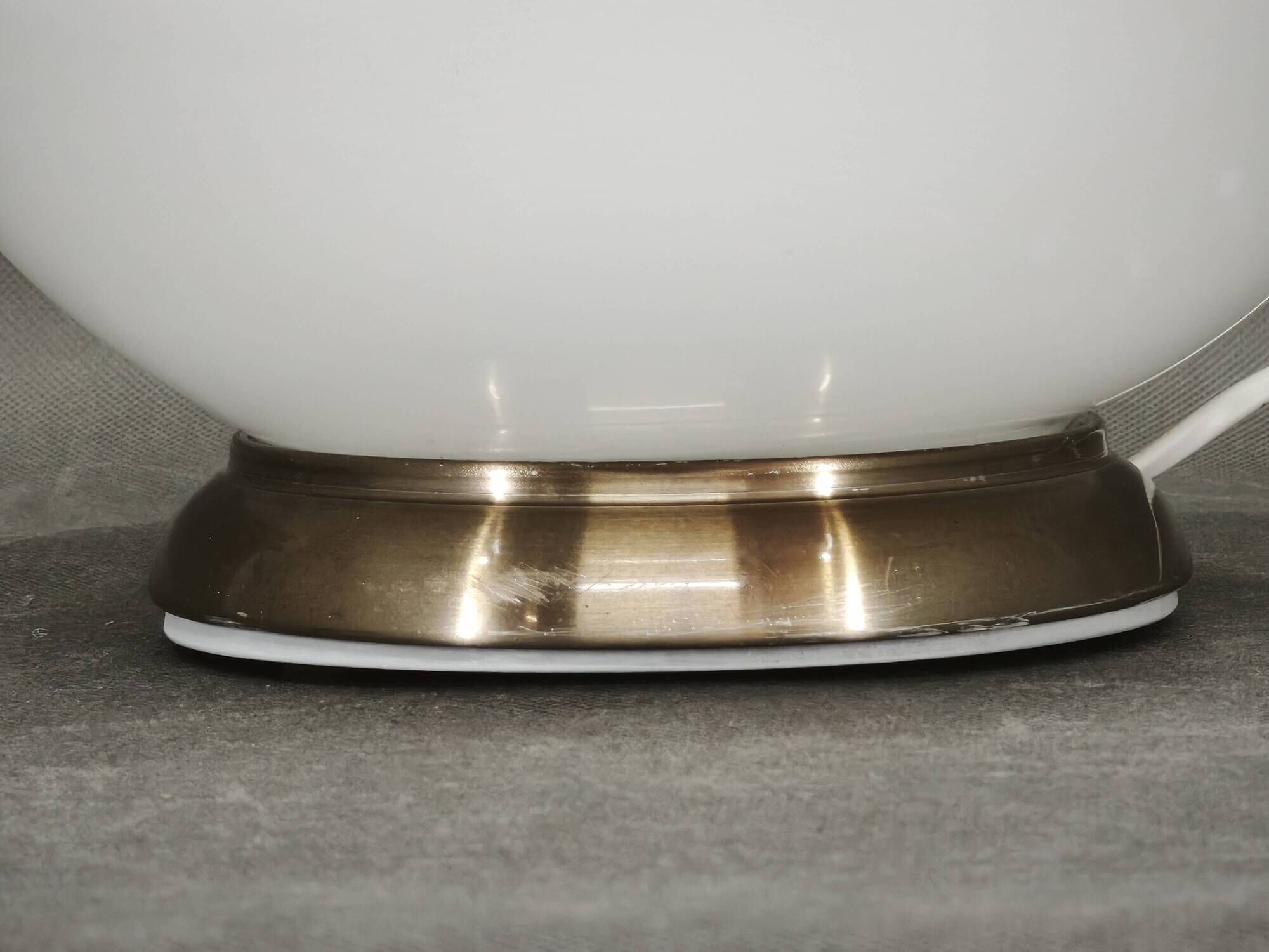 Lampe de table en verre blanc de l'ère spatiale italienne des années 1970