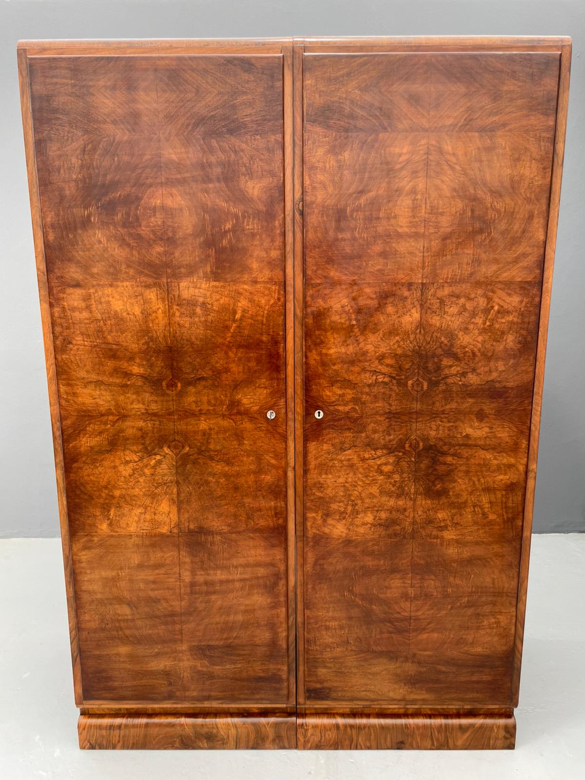 Armoire en placage de noyer restaurée d'influence Art Déco, années 1930