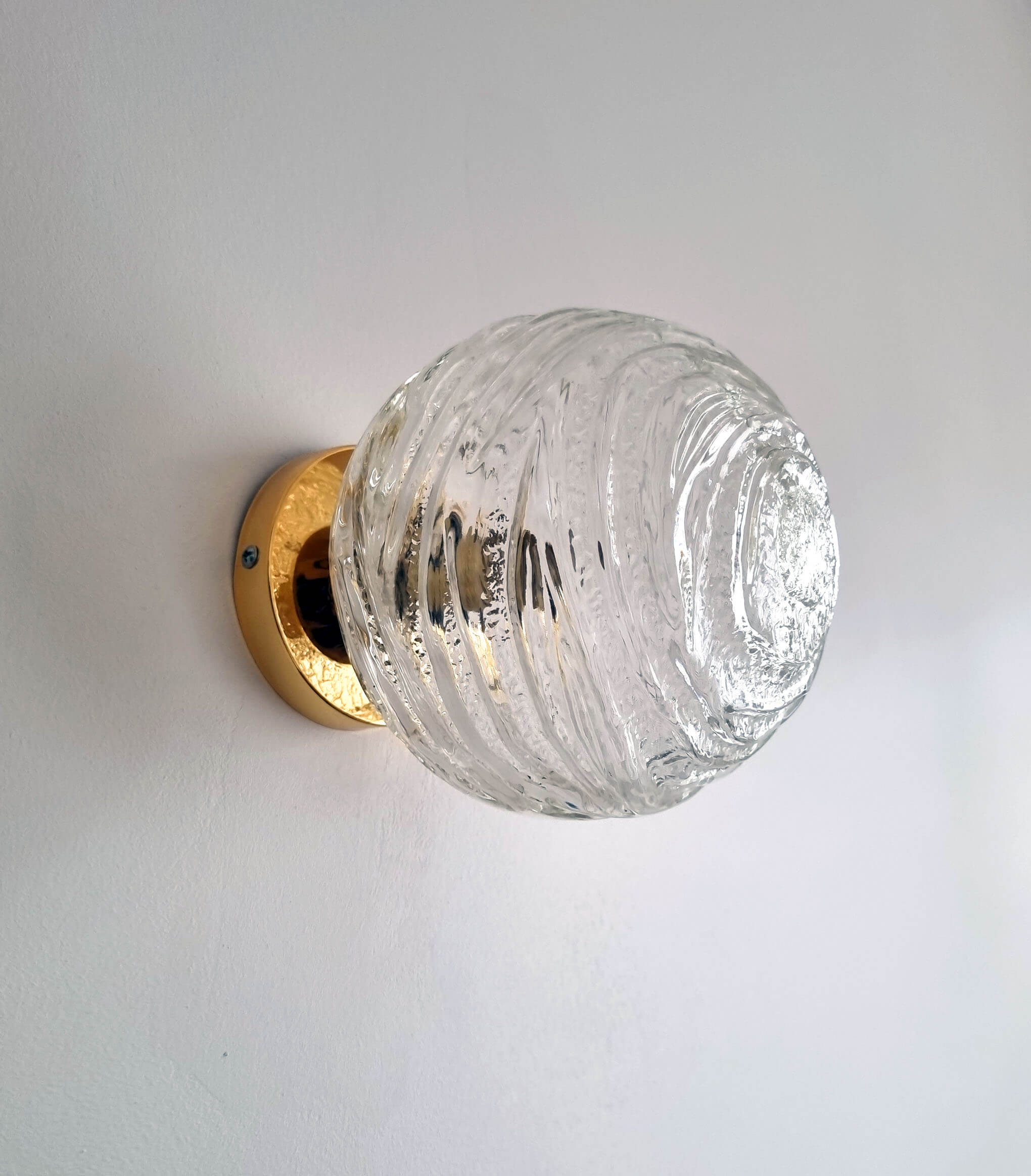 Globe wall lamp *O37