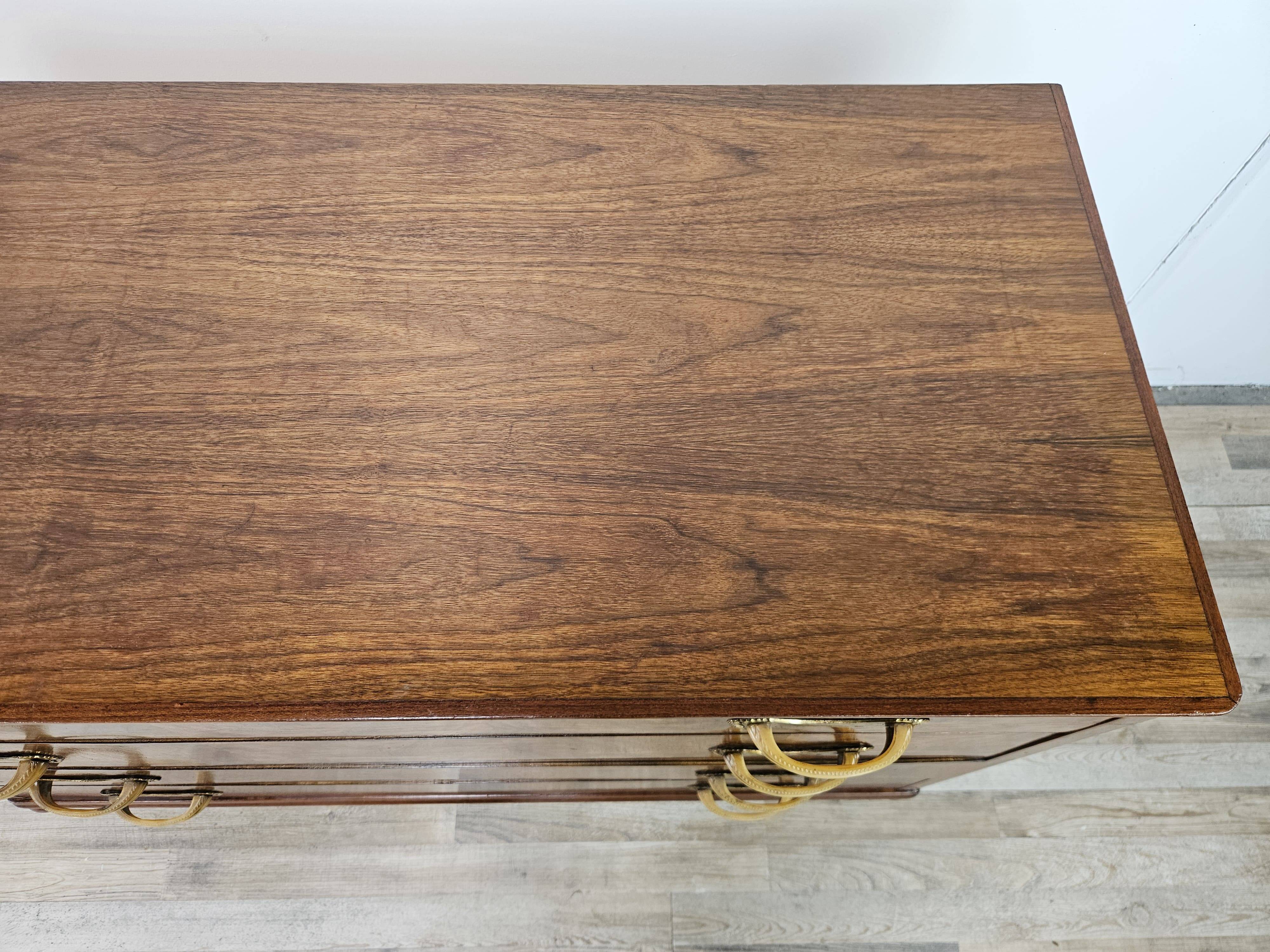 Art Decò chest of drawers in walnut burl with four drawers