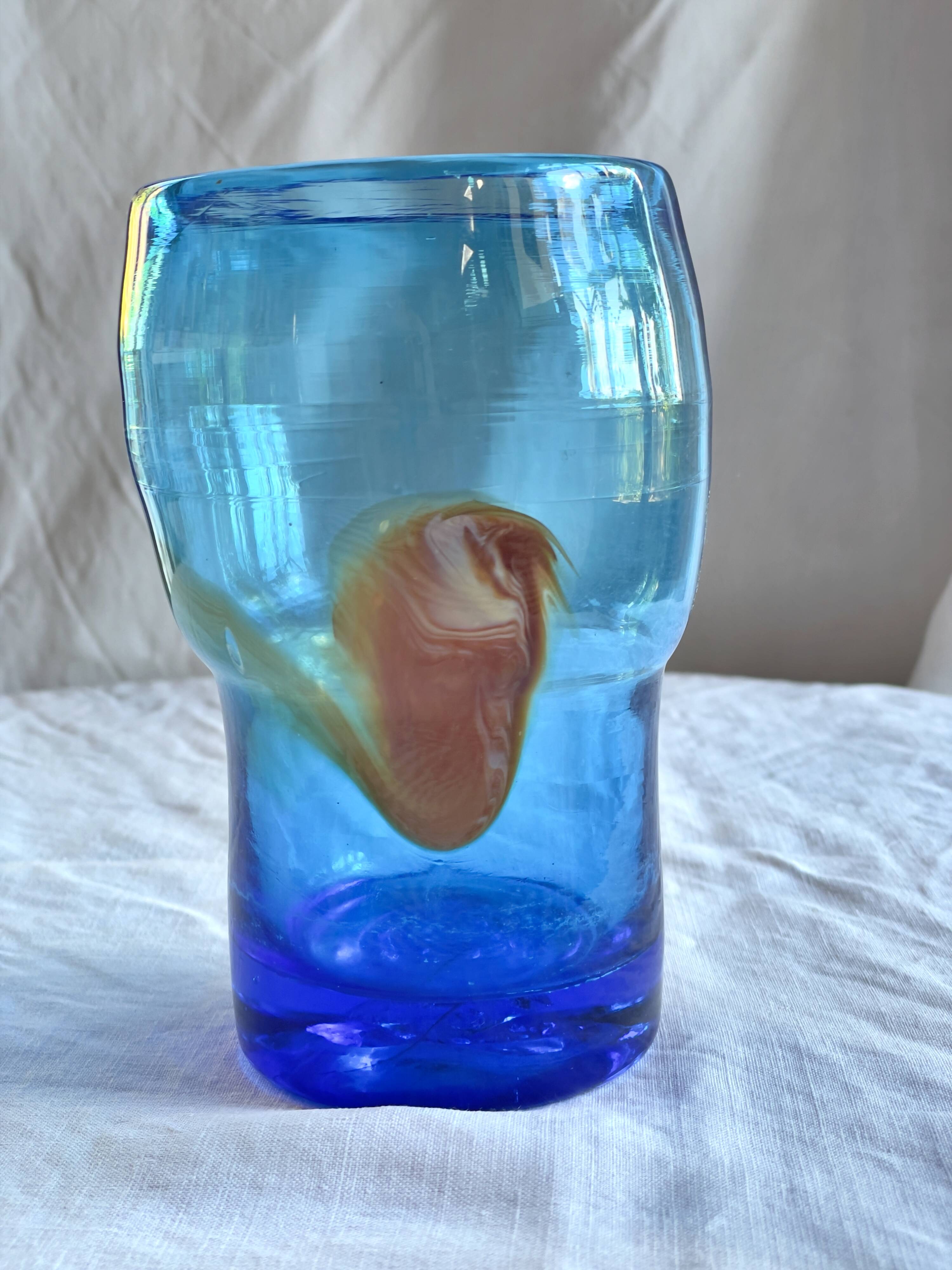 Saisissant vase  pâte de verre bleue / Bob le Bleïs/ Verrerie Maure-Vieil