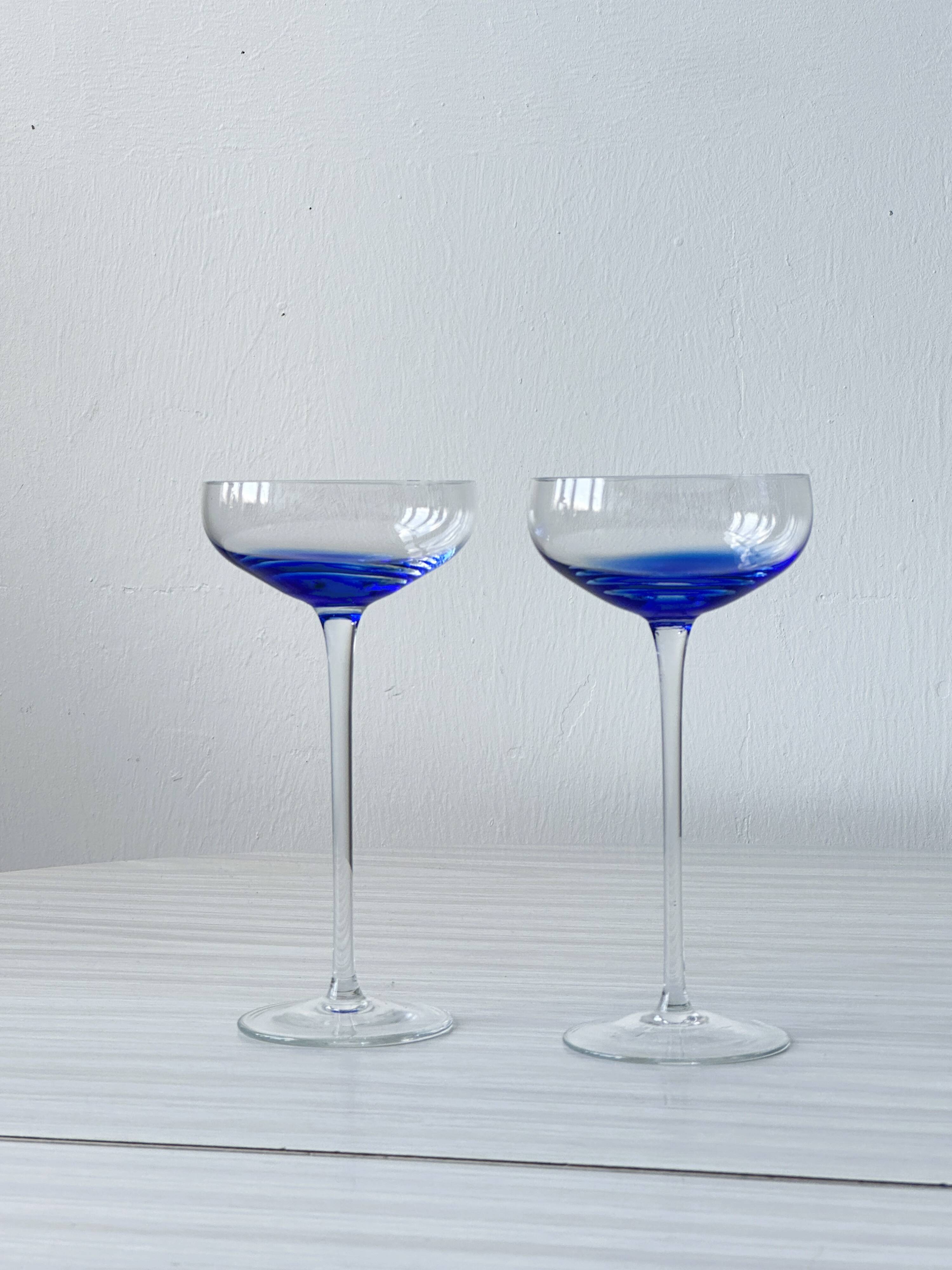 2 cocktail glasses.