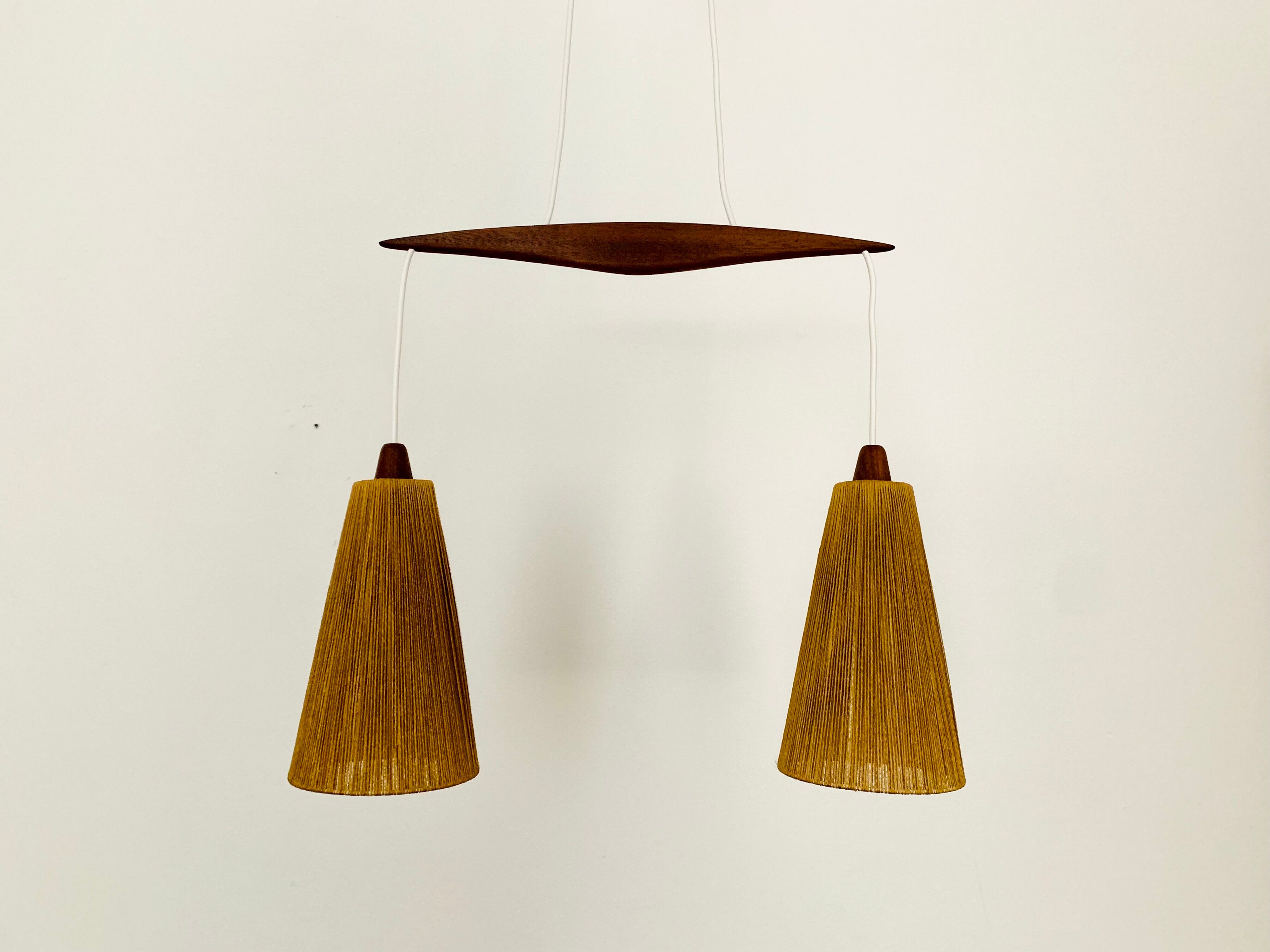 Suspension en teck et sisal par Temde