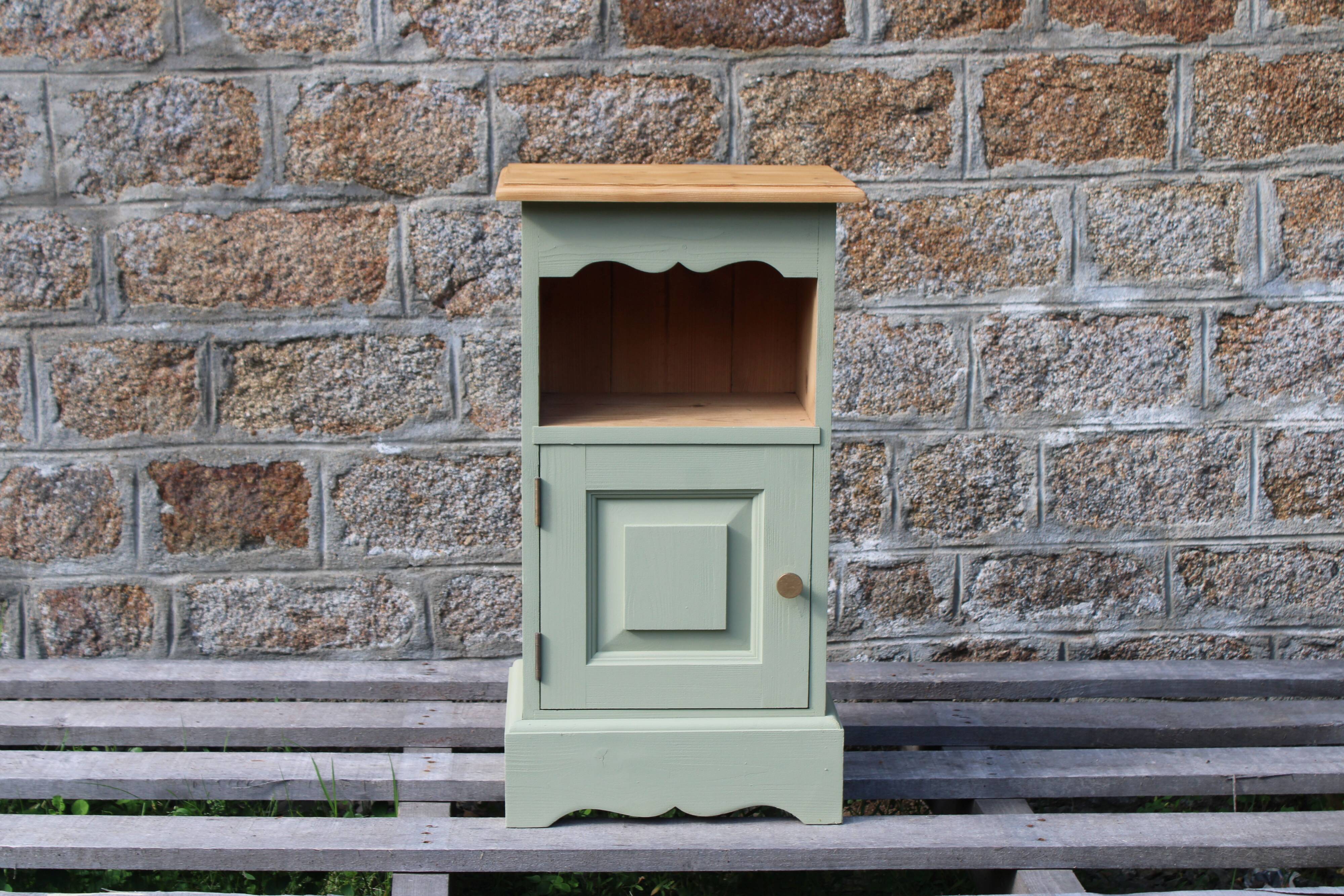 Chevet vintage en pin rénové – Vert Lézard Pure & Paint – Plateau bois natu