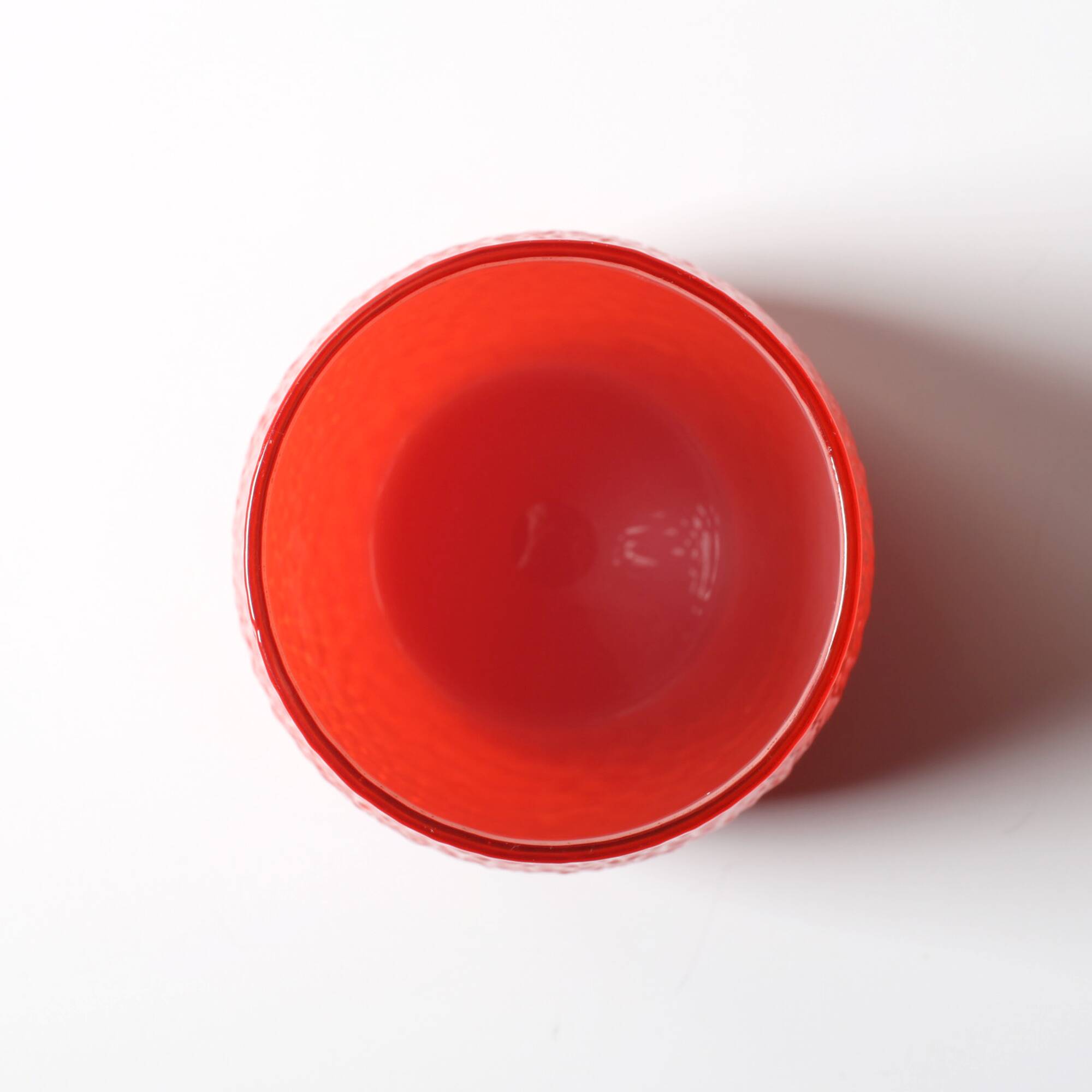 Vase martelé rouge de style mid-century modern : Elme Glasbruk, verre suédois, années 1960.