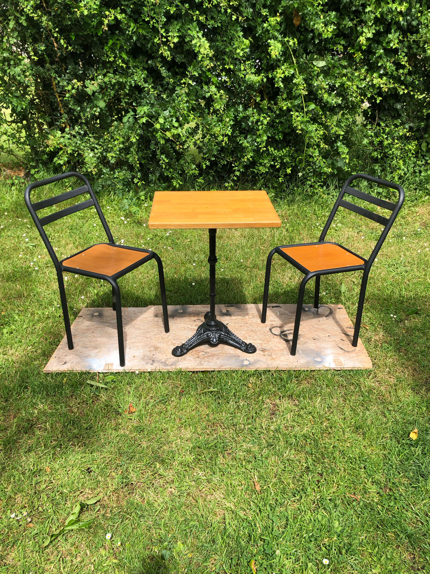 Table chaises bistrot.