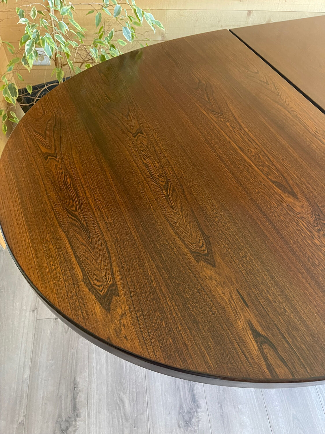 Extendable oval table Baumann, for up to 12 place settings.