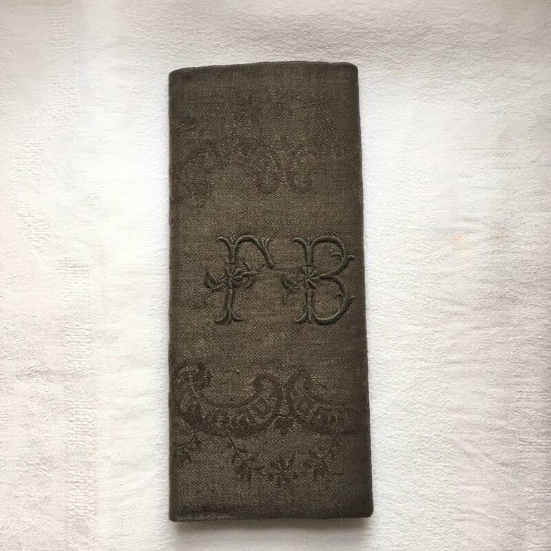 Serviette de table ancienne kaki brodée FB