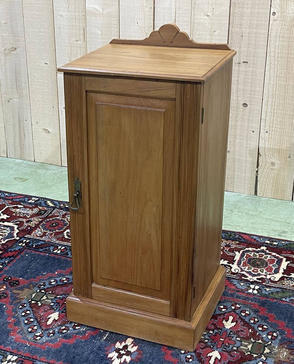 English bedside table in satin wood from the 1930s.