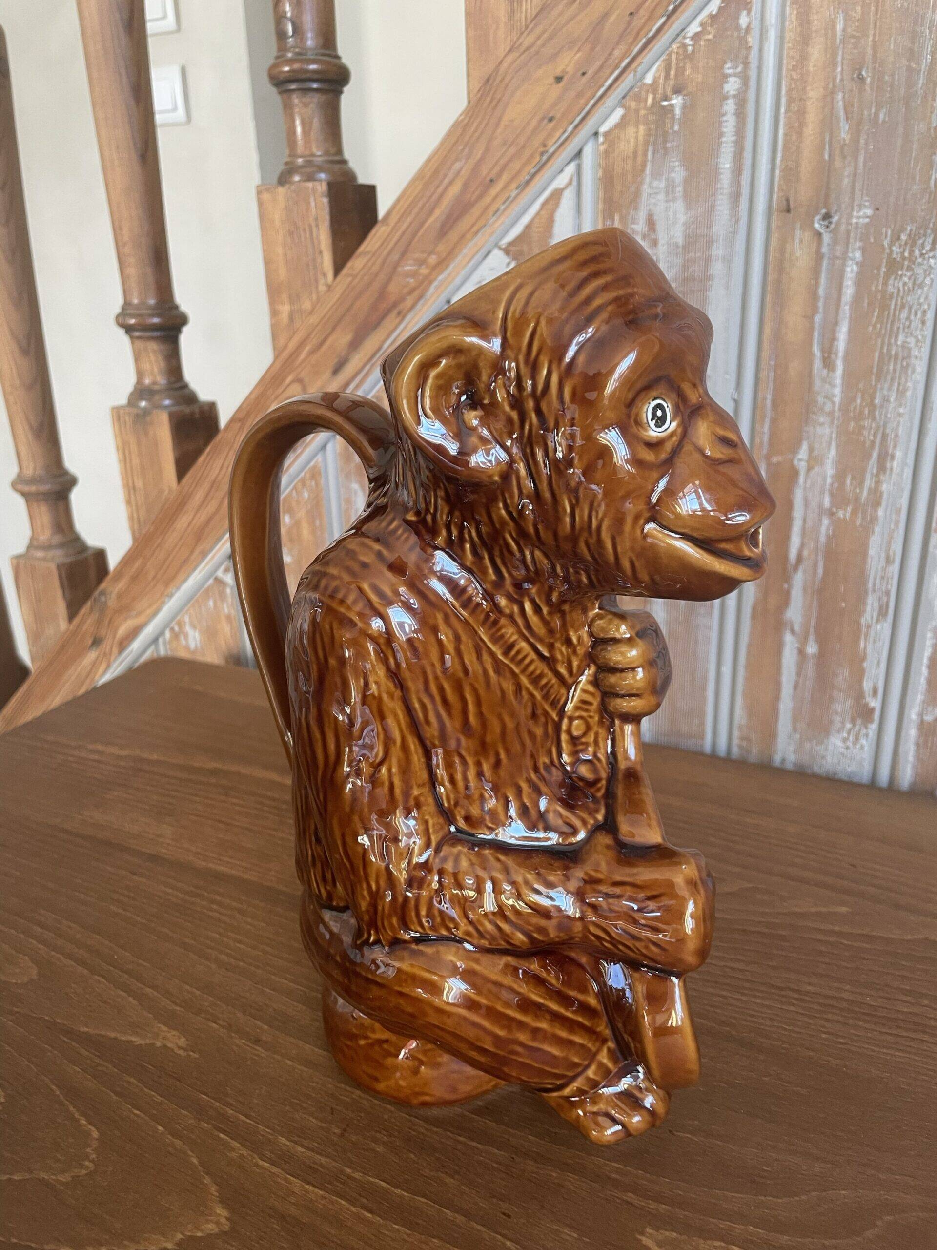 Pichet zoomorphe  en barbotine singe musicien
