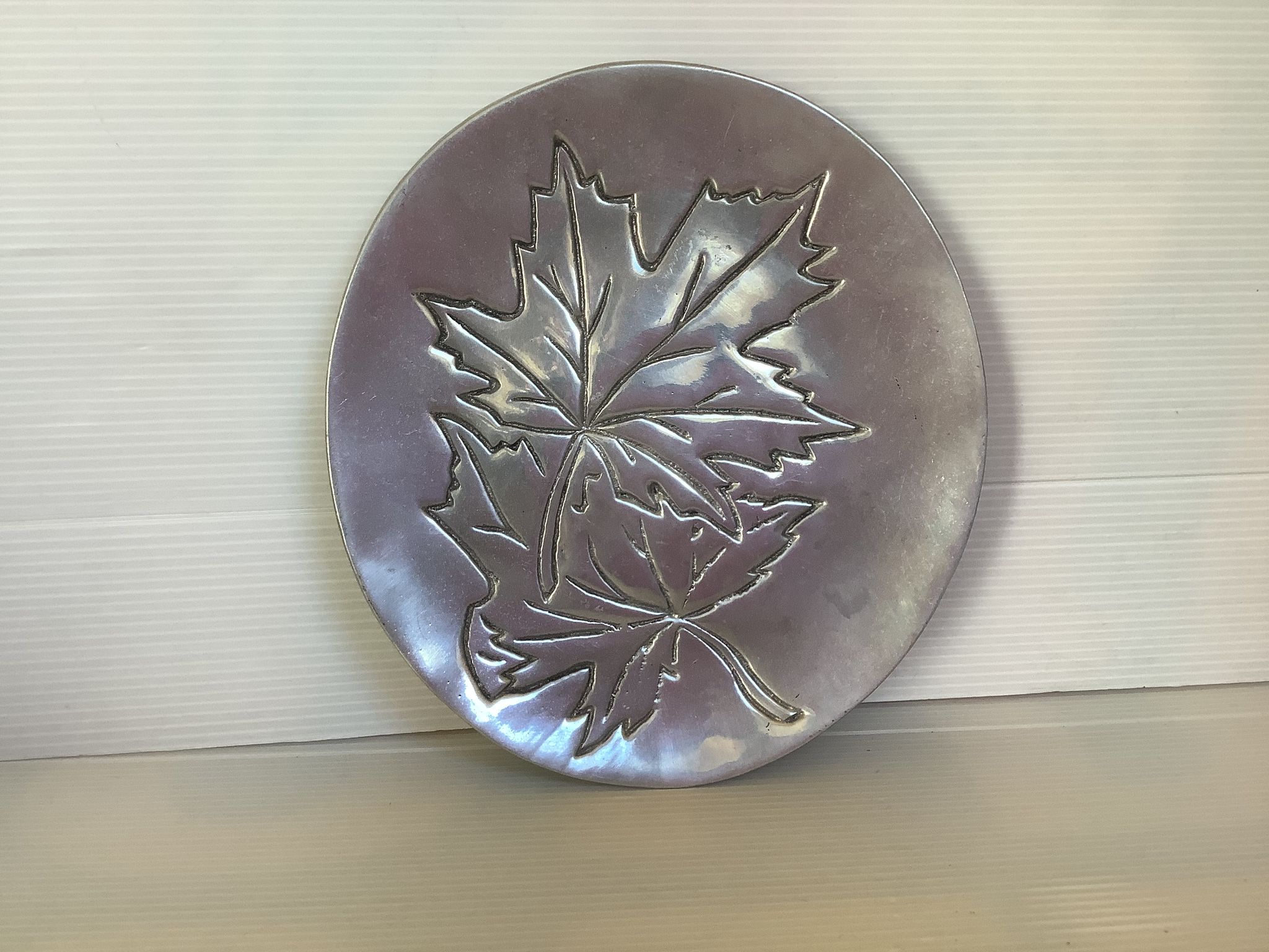 Silver tray with maple leaves in stainless steel.
