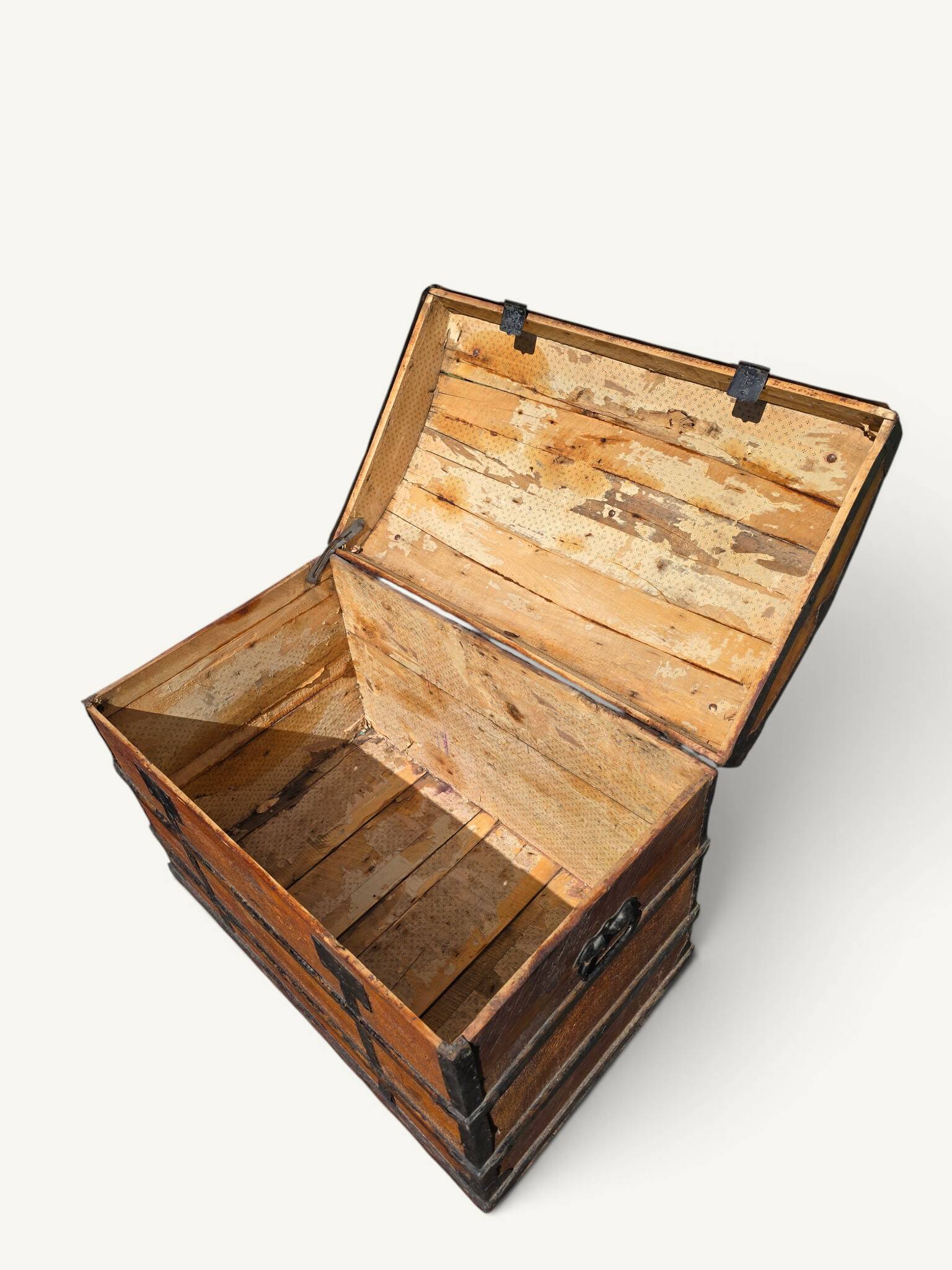 Coffre de voyage bombé ancien en bois et fer forgé – XIXe siècle