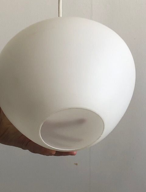 Suspension scandinave des années cinquante en opaline et teck  design danois