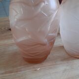 Paire de vases art déco en verre saumoné signé NS