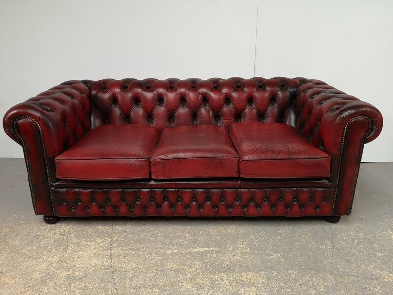 Three-seater red leather chesterfield sofa