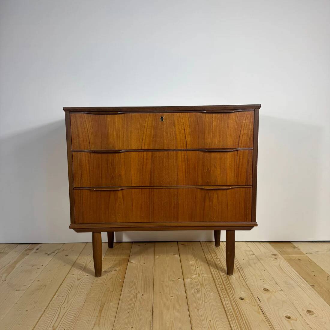Small Danish chest of drawers from the 1960s in teak – 3 drawers