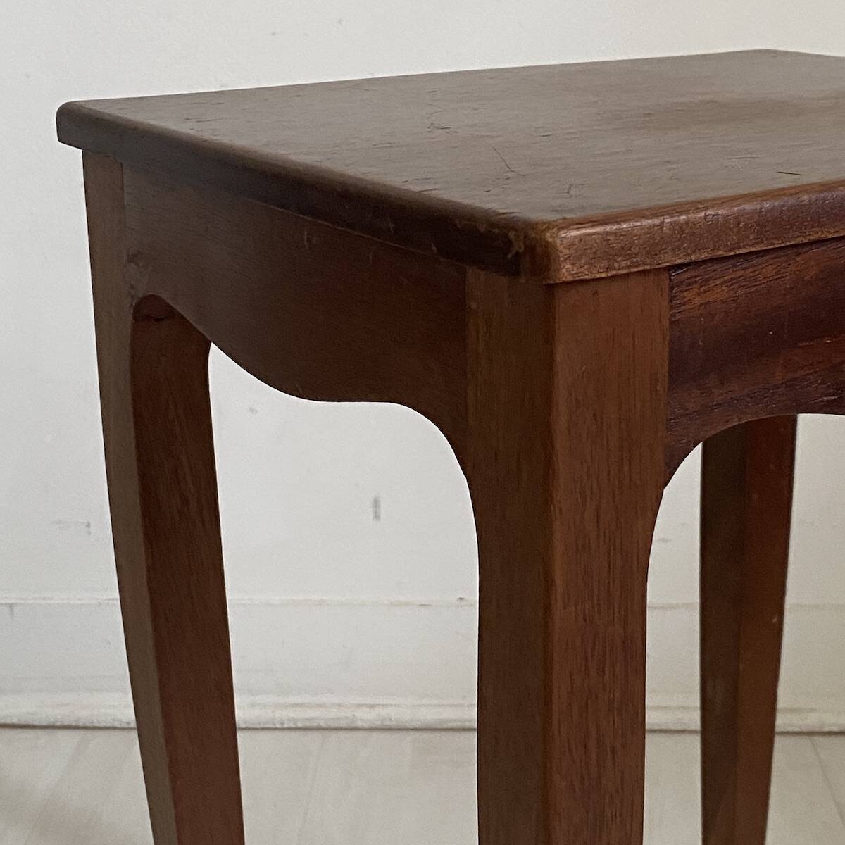 Petite table d'appoint à pieds cambrés de style Louis XV