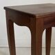 Petite table d'appoint à pieds cambrés de style Louis XV