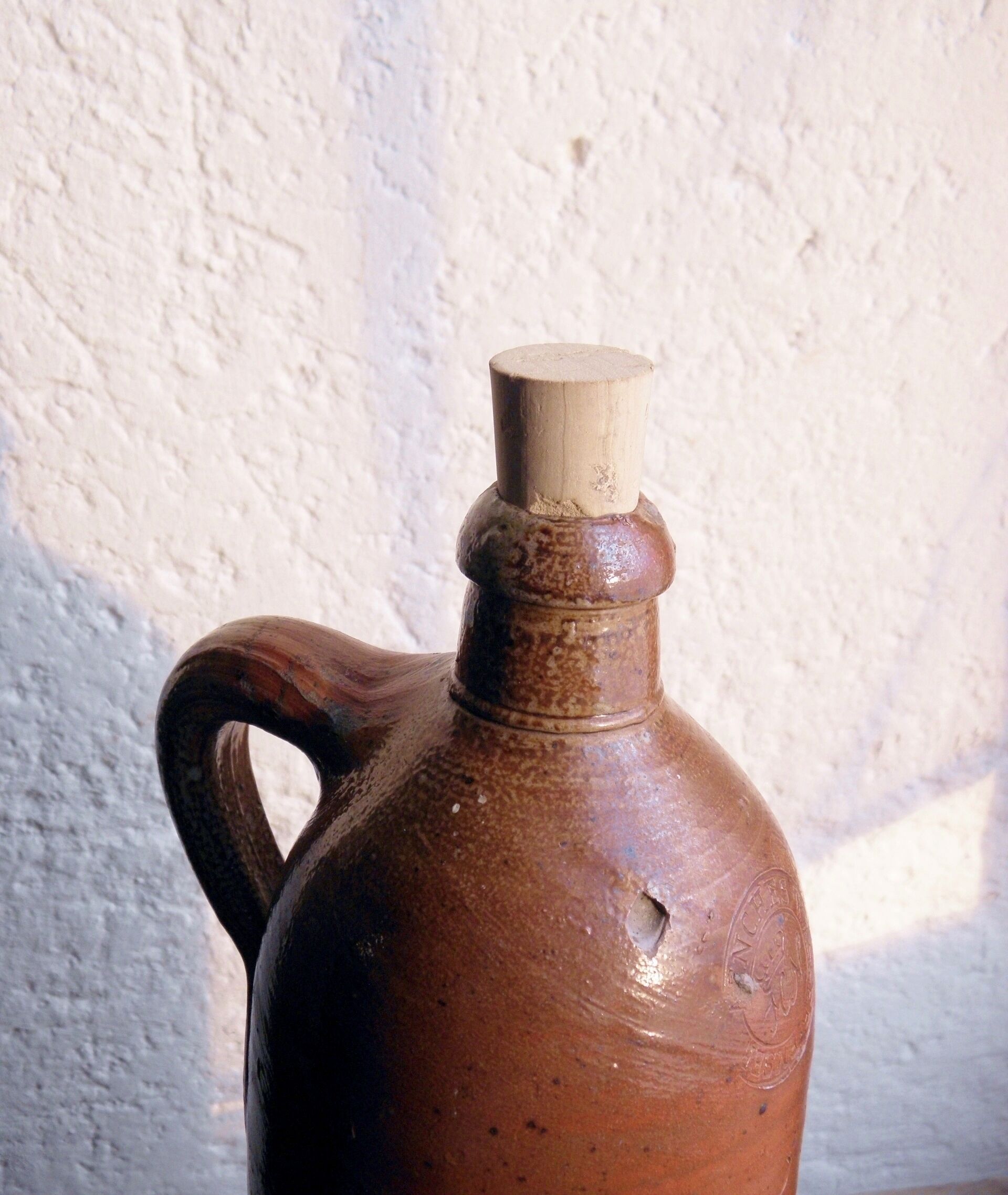 Oil bottle in sandstone 29 cm