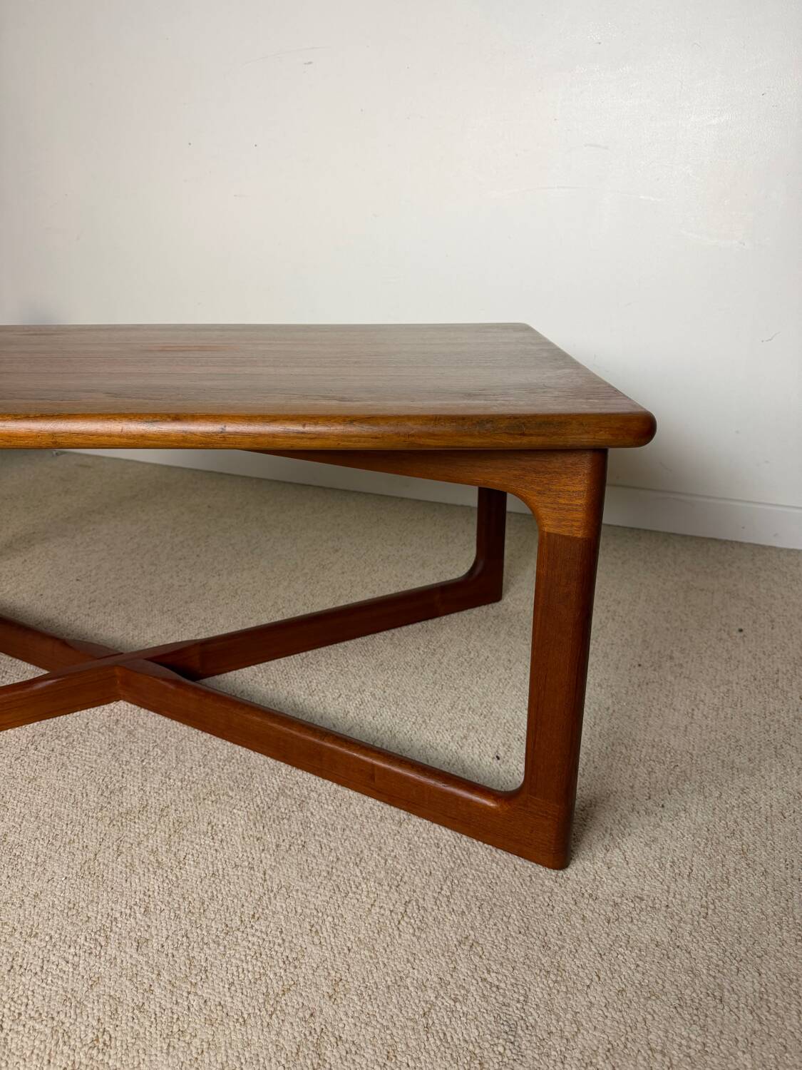 Scandinavian coffee table Dyrlund – Denmark – crossed legs
