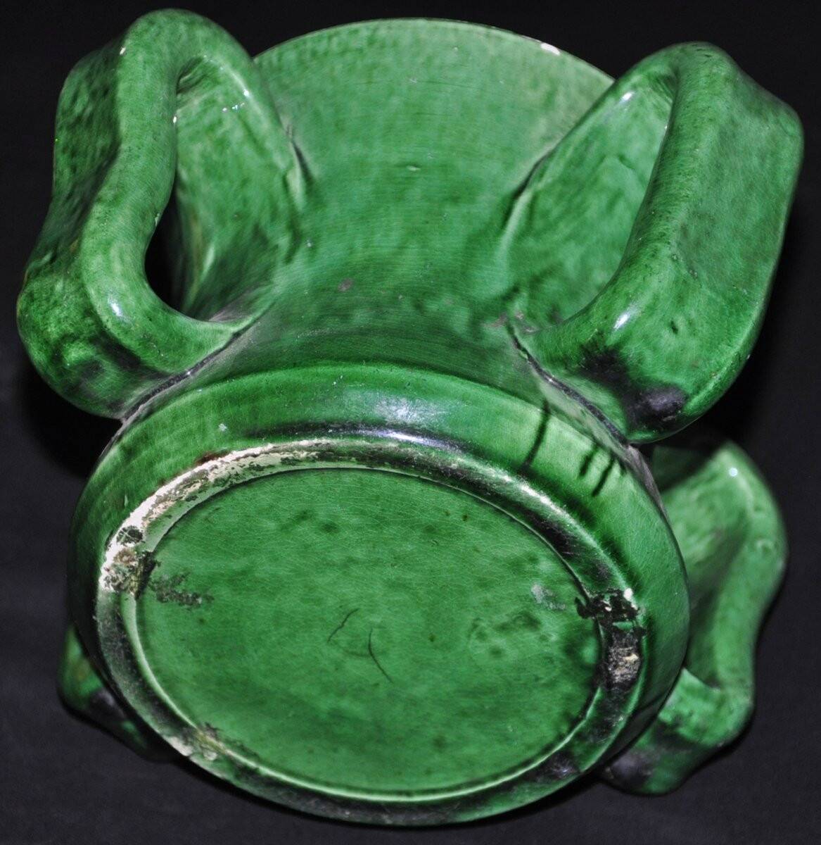 Vase en céramique verte à anses signé Atelier Madoura Vallauris