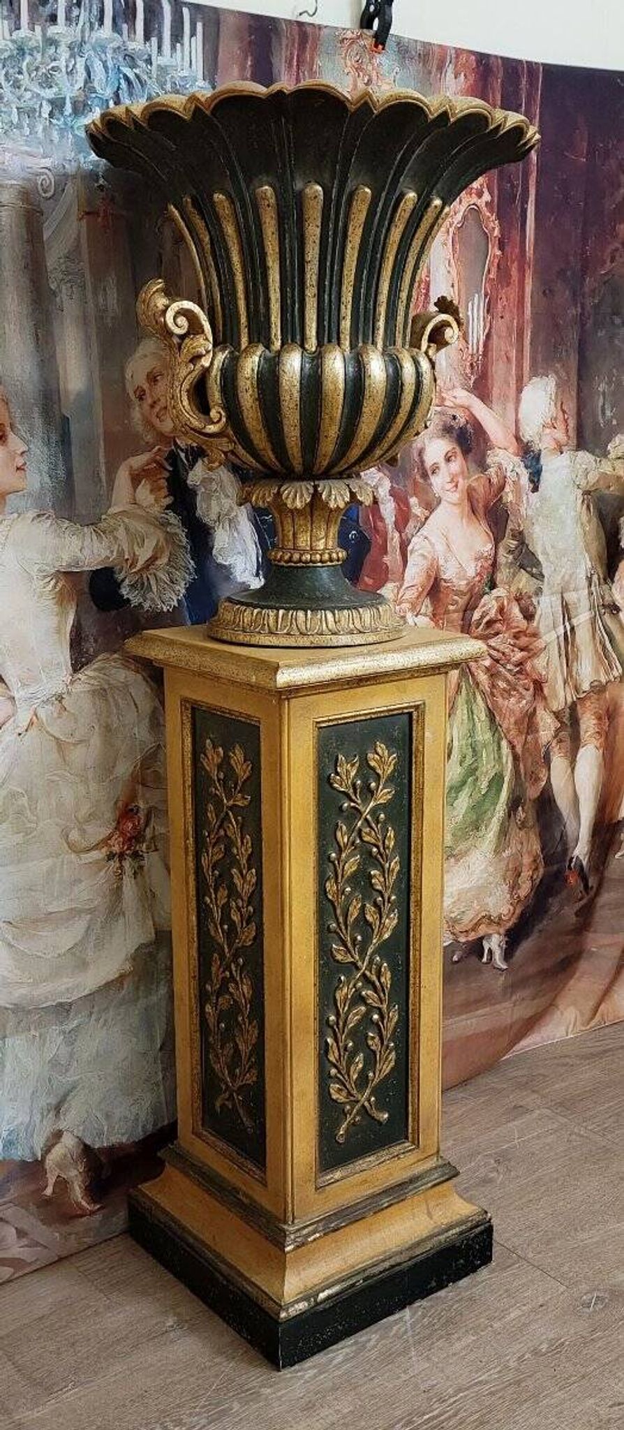 Very important decorative basin in carved and gilded wood, resting on its matching pedestal.