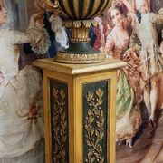 Very important decorative basin in carved and gilded wood, resting on its matching pedestal.