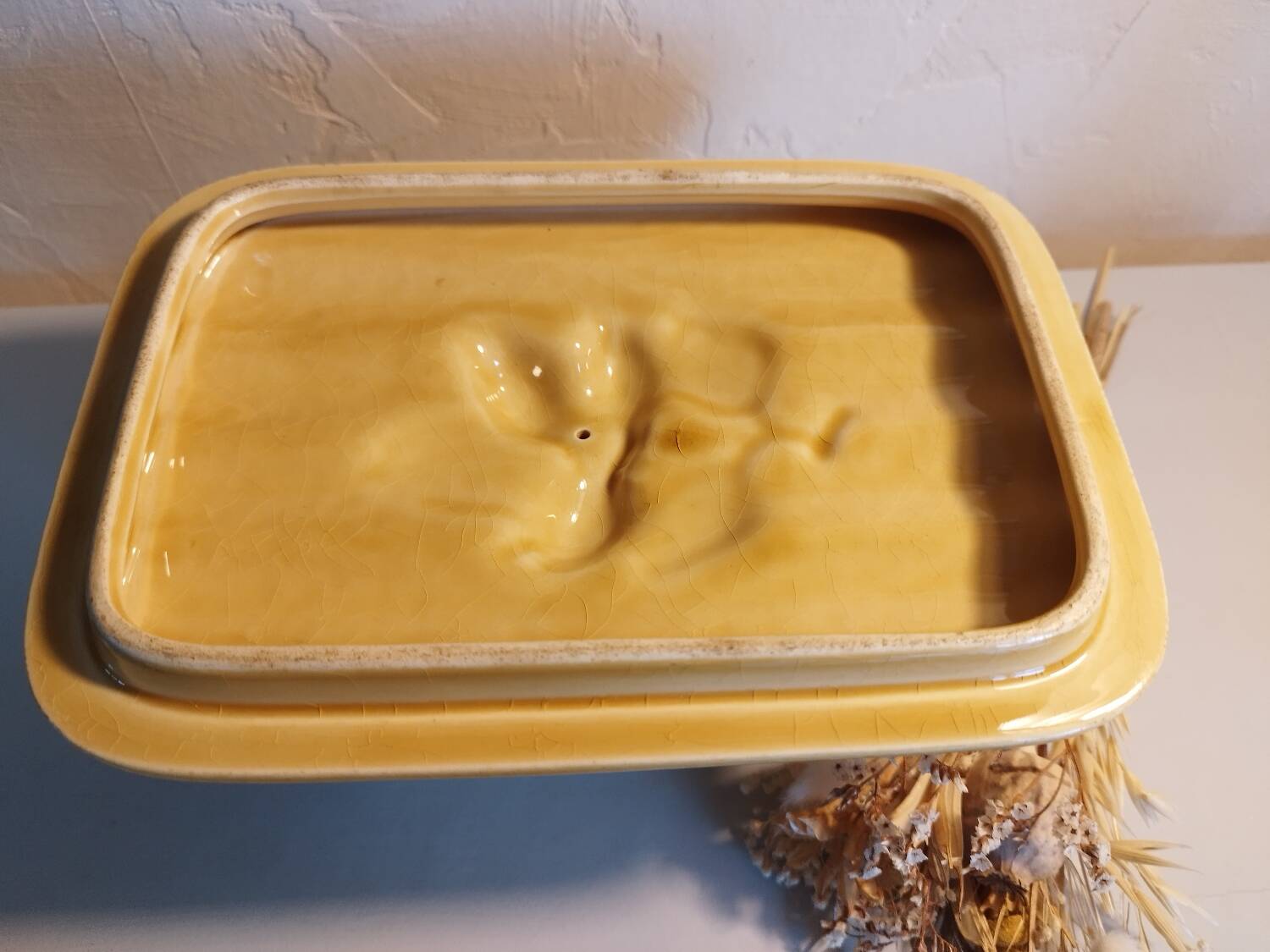 Biscuit tin in barbotine