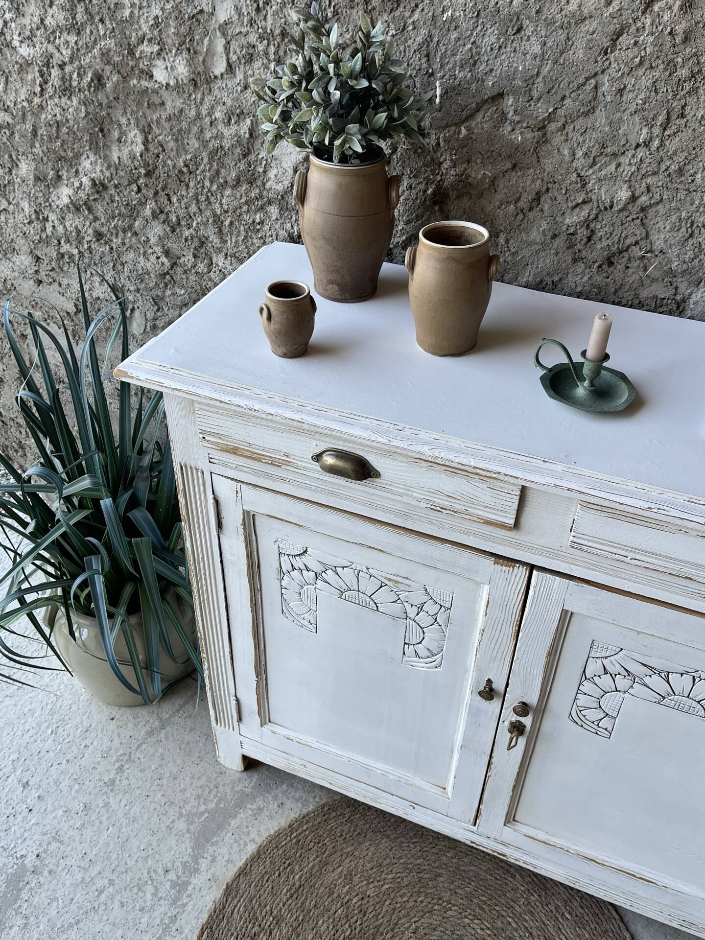 Buffet painted
