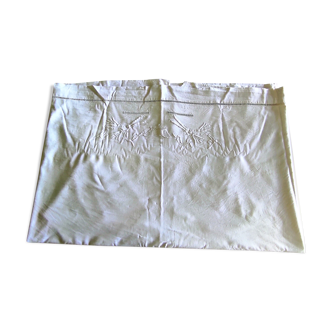 Drap ancien ajouré et brodé de 2 fleurs et d'un papillon