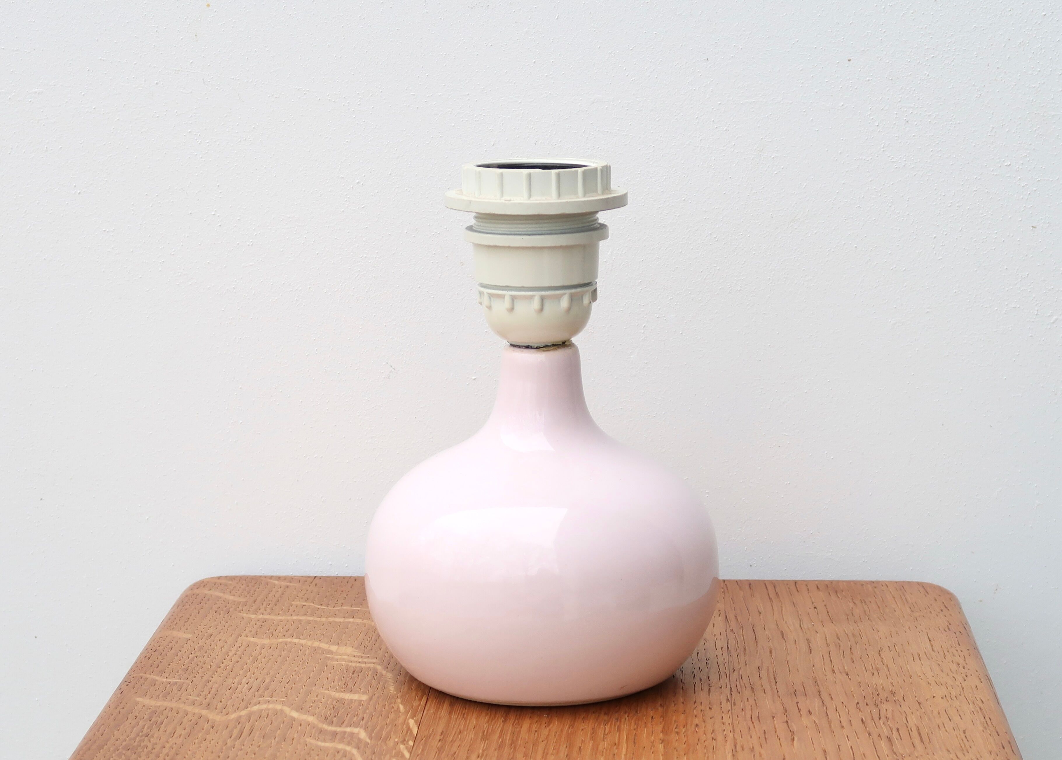 Pale pink ceramic lamp, raffia shade, 70s