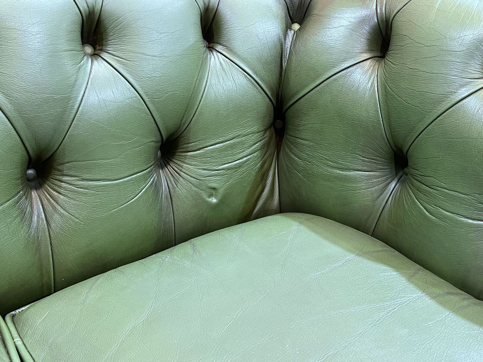 Chesterfield sofa in green leather 3 places from the 80s