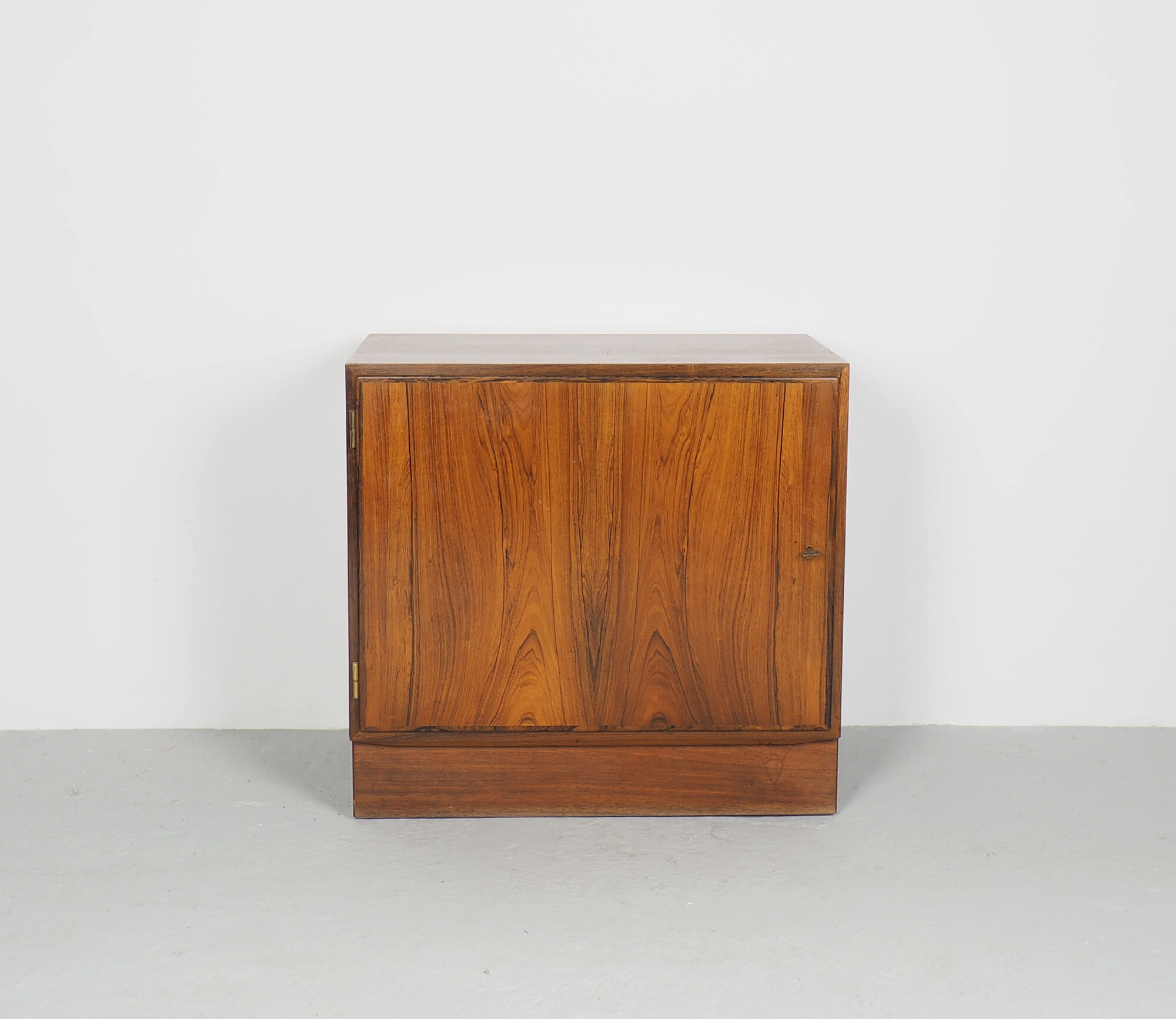 Small vintage rosewood bookcase by Carlo Jensen for Hundevad, 1960's