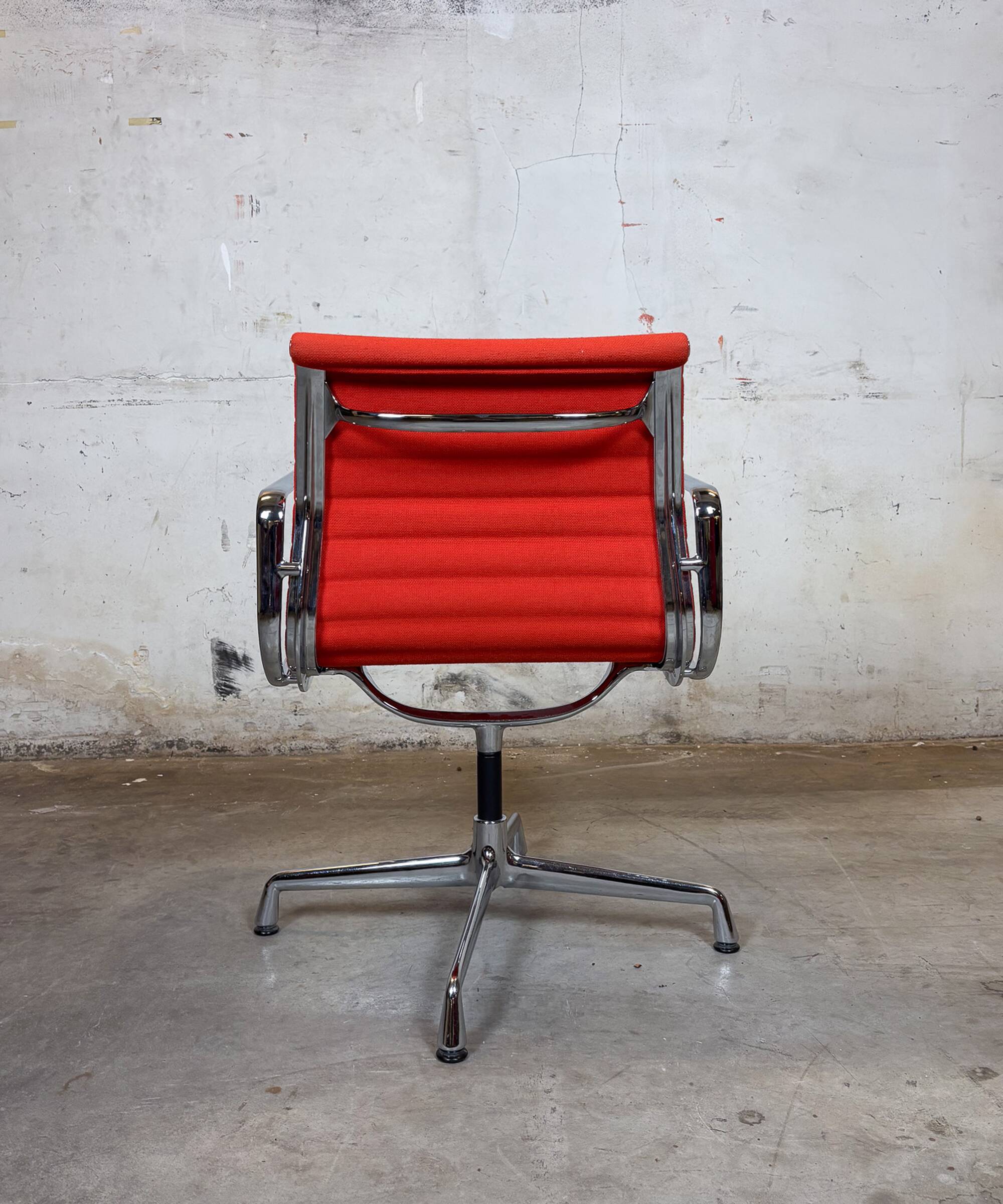 Vitra EA 108 Charles & Ray Eames, tissu et aluminium – orange – chaise de t