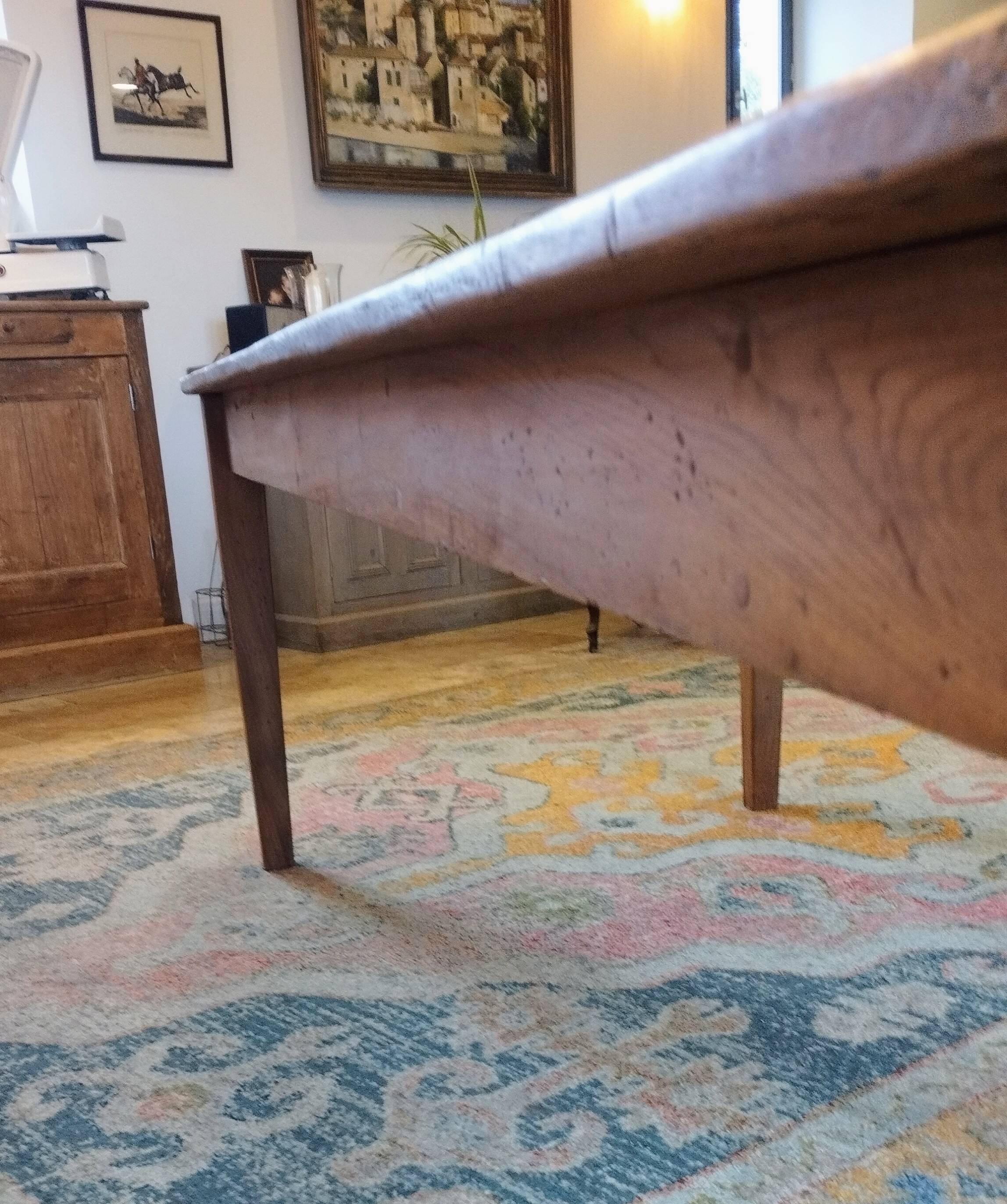 Table de ferme en chêne massif Français.240 x100 patiné avec deux tiroirs.