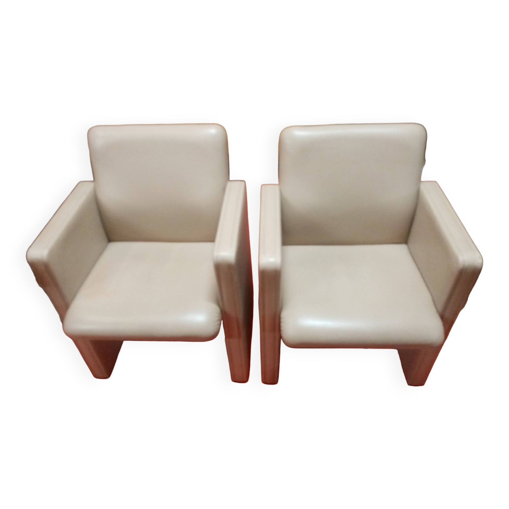 SUPERB PAIR OF POLTRONA FRAU LEATHER ARMCHAIRS MODEL THF CREAM COLOR