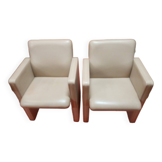 SUPERB PAIR OF POLTRONA FRAU LEATHER ARMCHAIRS MODEL THF CREAM COLOR