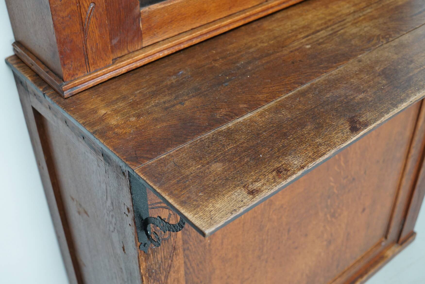 Paire d'armoires / vitrines d'apothicaire en chêne hollandais antiques Art Nouveau vers 1904