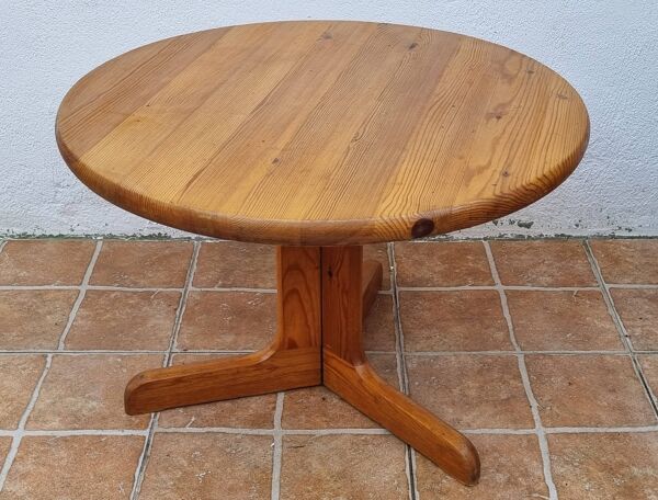 Table basse scandinave en pin massif piètement tripode style chalet suédois