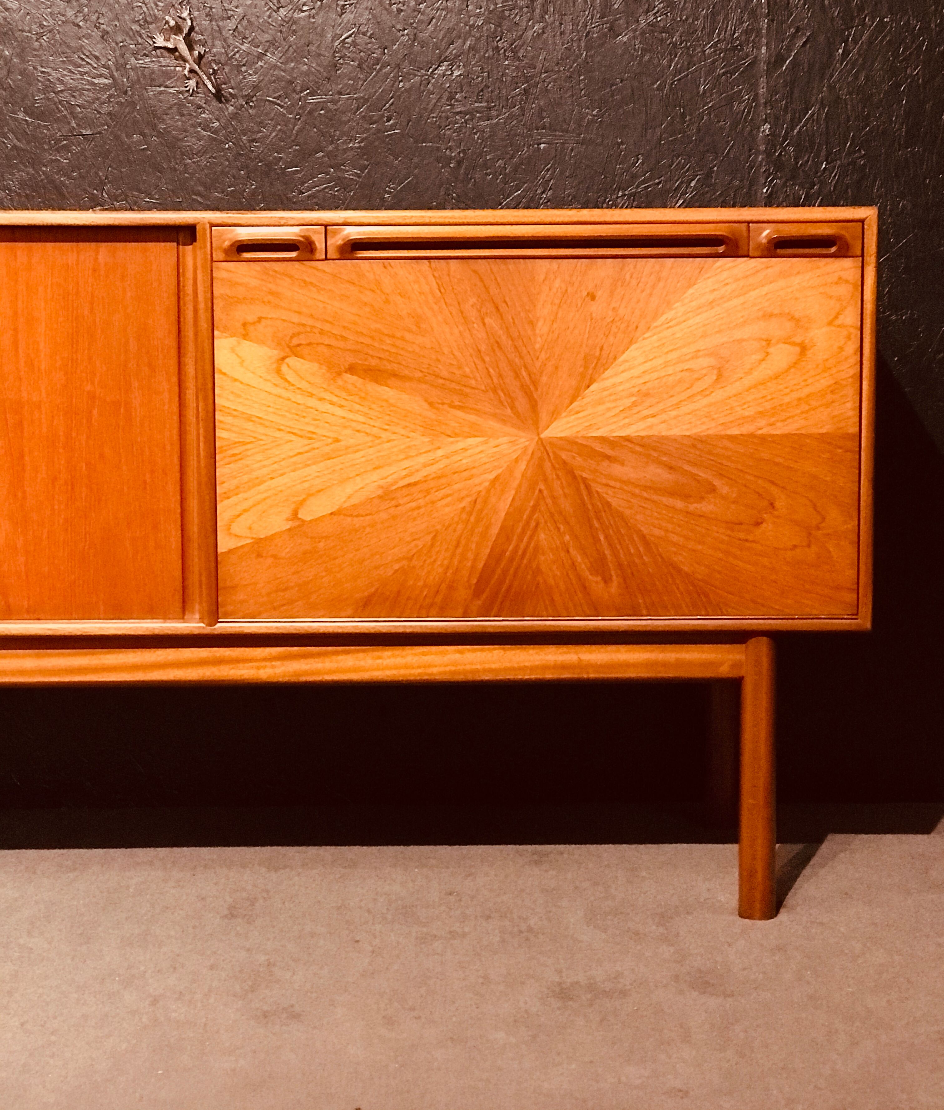Enfilade en teck de Tom Robertson pour McIntosh années 1960, Collection Portes coulissantes Sunburst