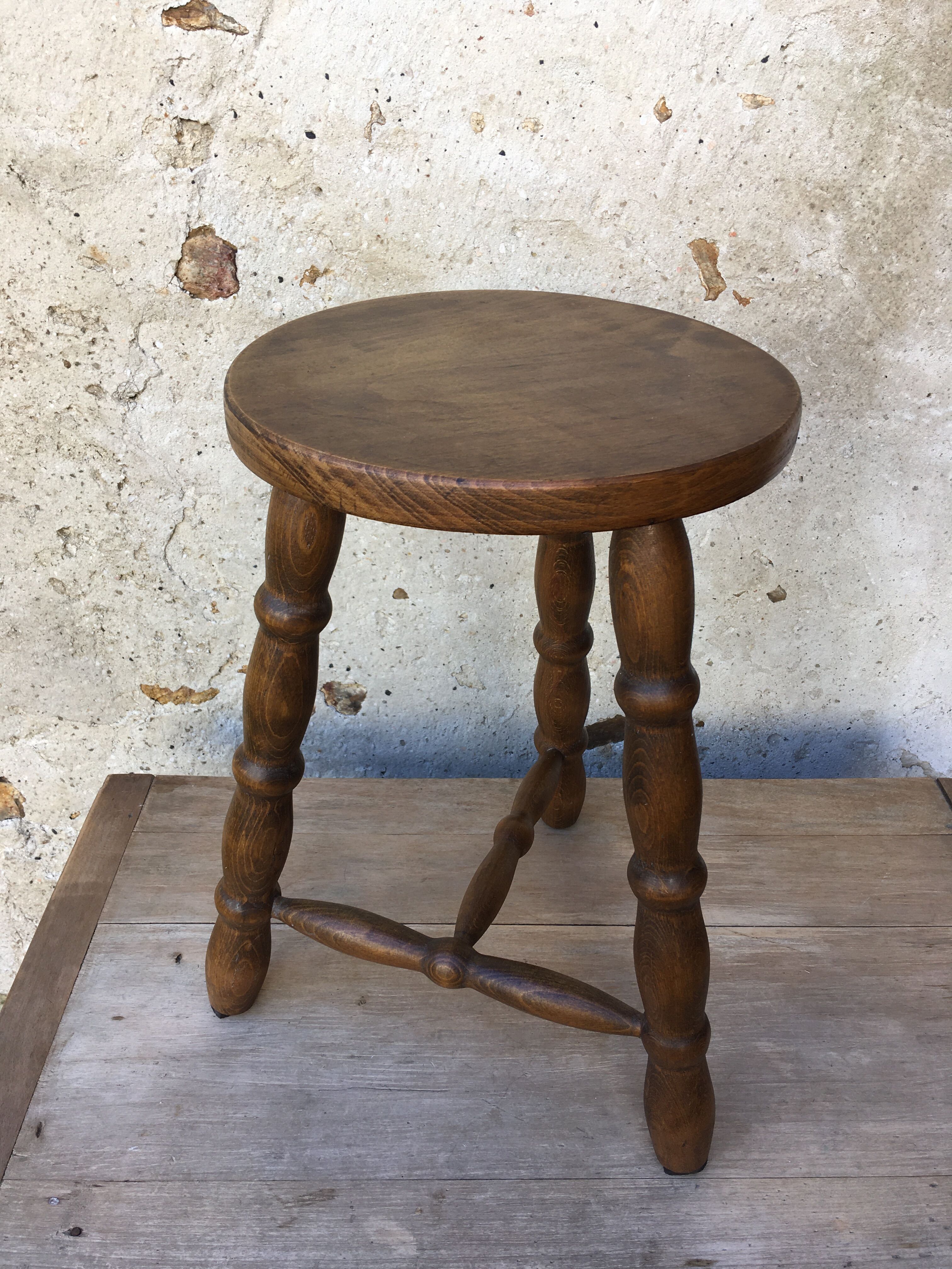 Tabouret de ferme tripode en bois tourné