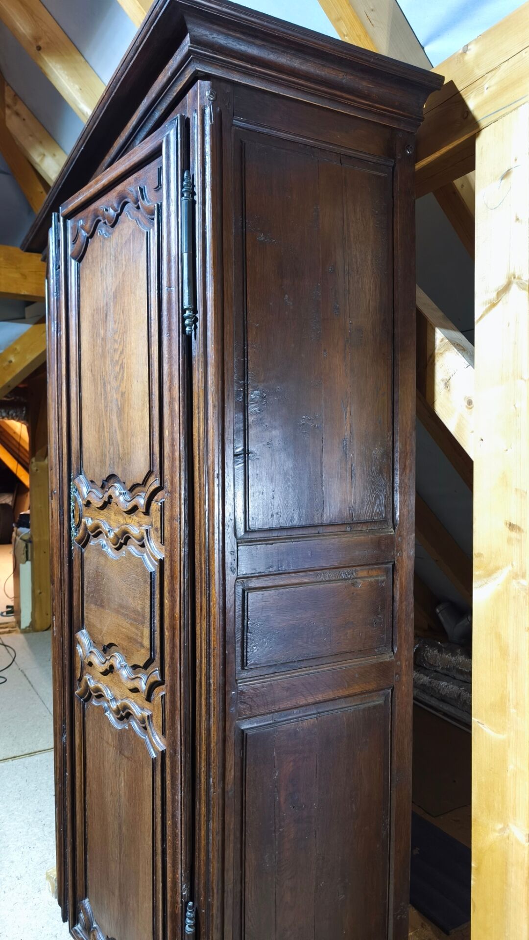 Antique 2-door wardrobe in solid oak