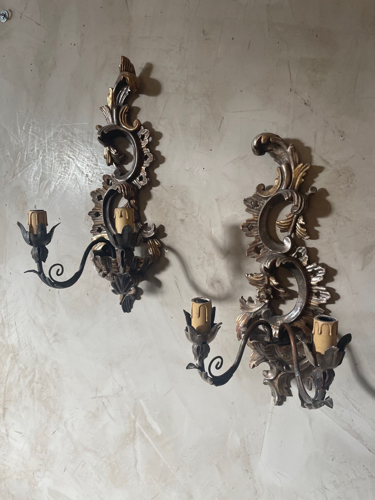 Paire d'appliques en bois sculpté