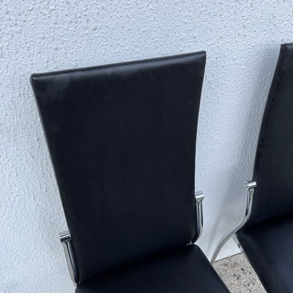 Lot de deux chaises design en skaï noir