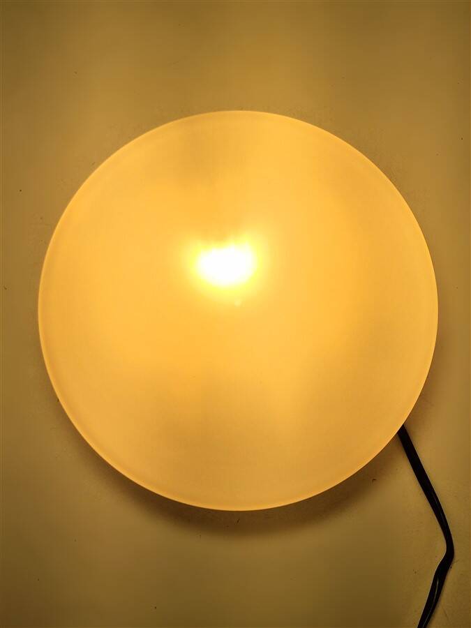 Ceiling light in white opal. Round-shaped light fixture, made of white glass, ut