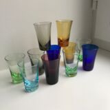 Ensemble de 11 verres à liqueur en verre coloré années 70