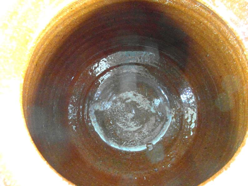 Terracotta pot, pottery pot.