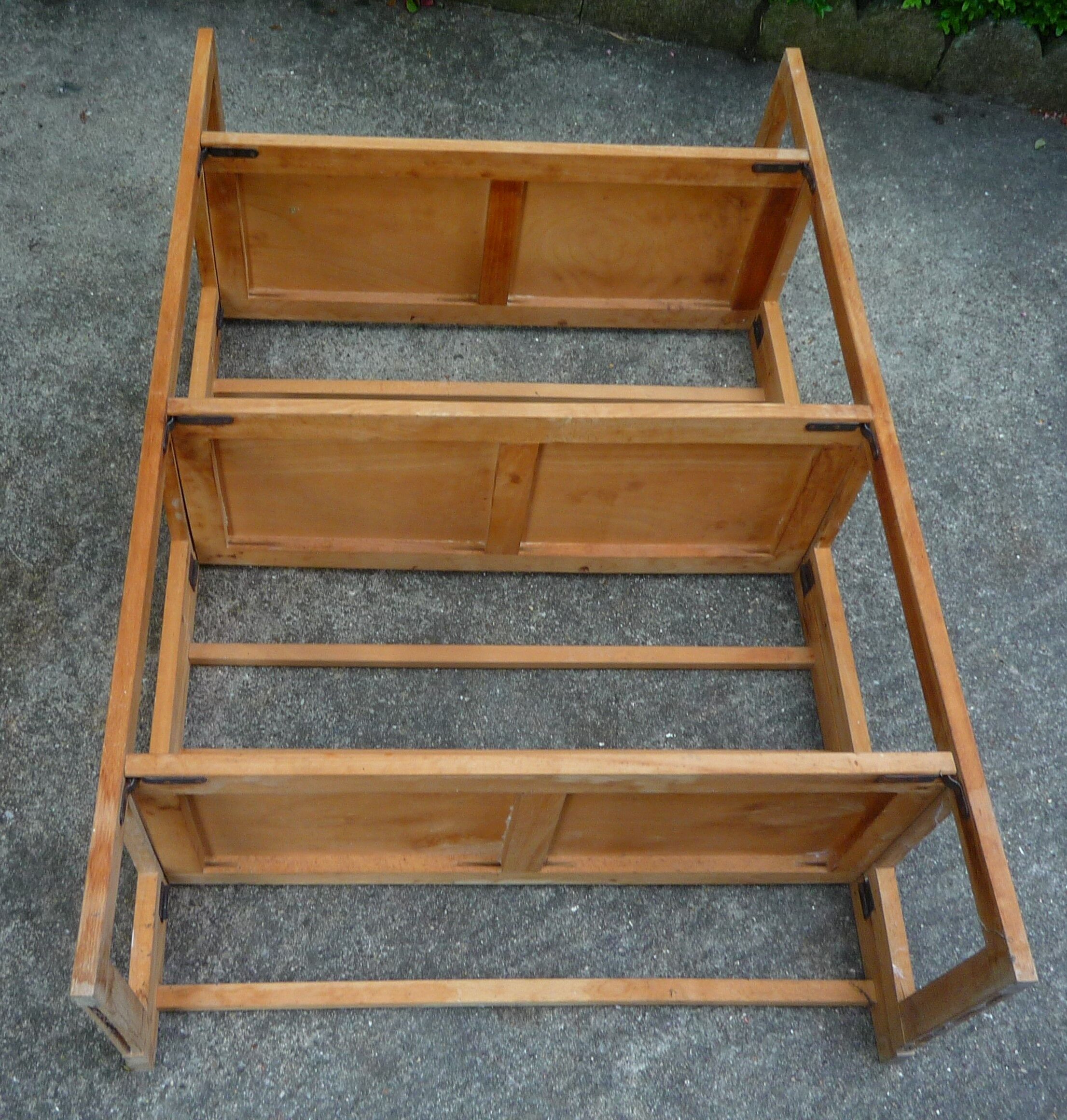 Bookseller's folding wooden shelf, vintage 1970s