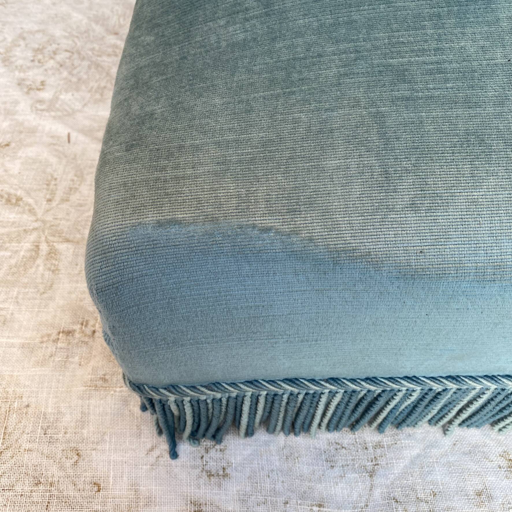 Fauteuil crapaud bas ancien en velours bleu