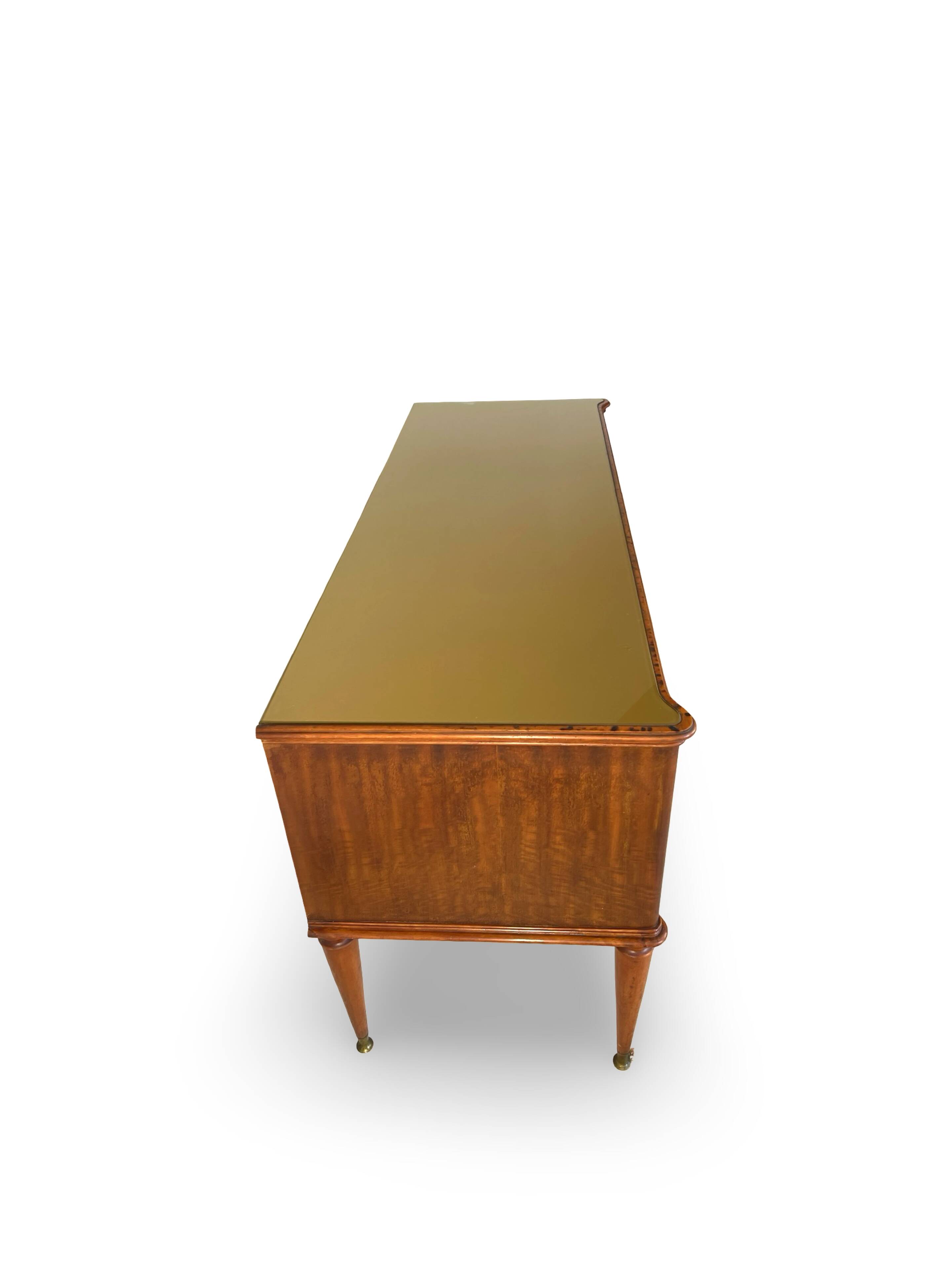 Une commode italienne vintage de style moderne du milieu du siècle